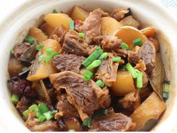 Beef brisket and radish with rice ( 牛腩萝卜)